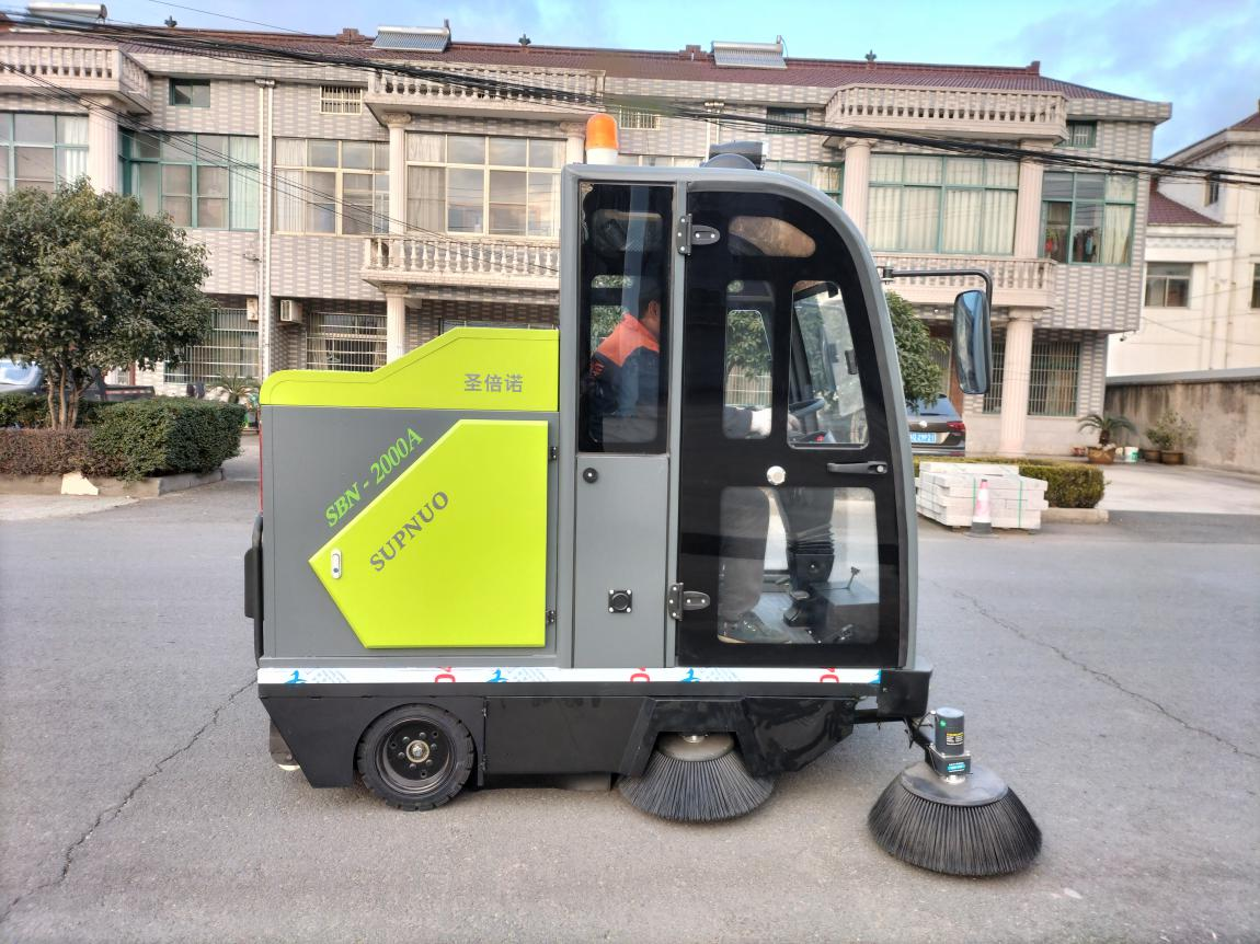 新疆龙建清扫车